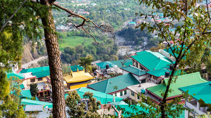 Houses on Dharamshala mountains, Himachal Pradesh, India © Zamarreñian