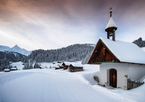 Weihnachtliche Winterlandschaft in den Alpen