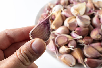 Obraz na płótnie Canvas Cloves of garlic in the hand