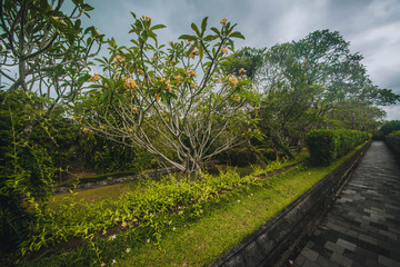 Fototapeta premium Piękny widok na świątynię Taman Ayun na Bali, Indonezja.