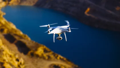 Uav-Drohnenkopter, der mit Digitalkamera über dem Tagebau-Steinbruch fliegt. © 2days