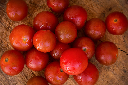 Tomates cherry jugosos sobre una tabla de madera.