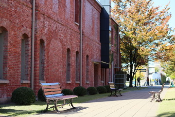 赤レンガの二階建ての家