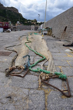 rete a da strascico ad asciugare sul molo. Localit&agrave; sferracavallo, Palermo, Sicilia