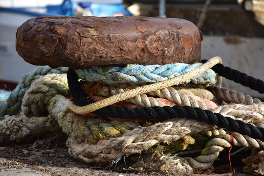 Grosse cime annodate sulla bitta di ormeggio per navi e pescherecci