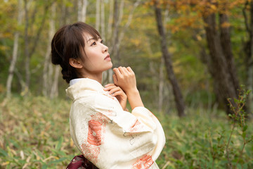 紅葉と着物の女性