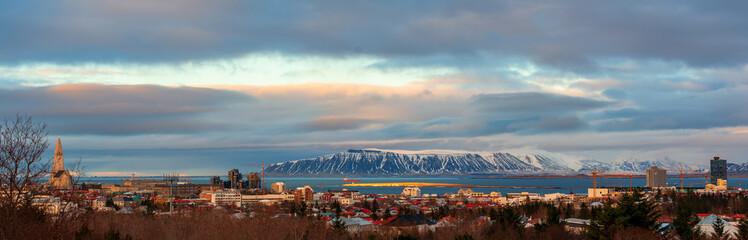 Island: Blick auf Reykjavik und Esja