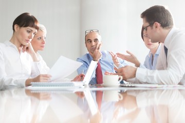 Obraz premium Mature businessman sitting on meeting in office