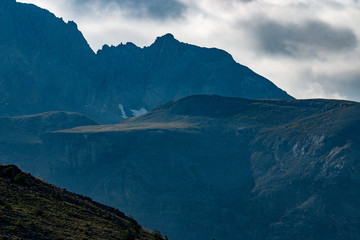 Naklejka na ściany i meble vue de haute montagne avec perspective atmosphérique bleutée