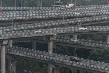 Obraz premium highway and overpass in city on a cloudy day