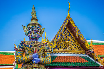 Fototapeta premium Statue vor einem Tempel