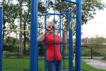 Obraz premium the blonde is doing sports on the gyms outdoors