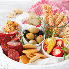 Bunte Antipasti und Kräcker