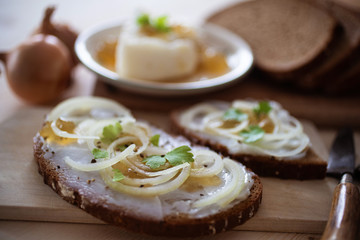 Schmalzbrot mit Zwiebelringe