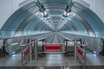 futuristischer Metro Zugang  in St. Petersburg auf die Wassiljewski - Insel 