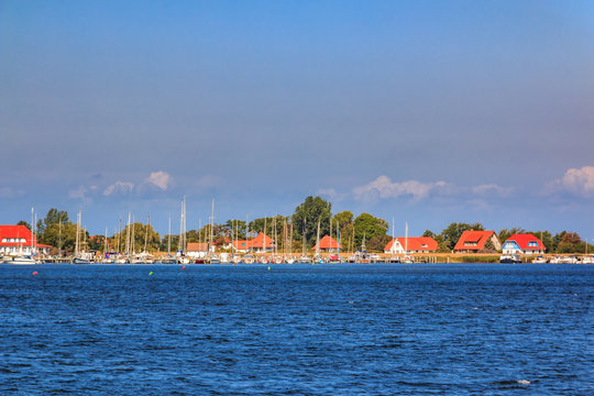 Ausblick vom Ausflugsschiff zum Yachthafen Vitte auf der Insel Hiddensee