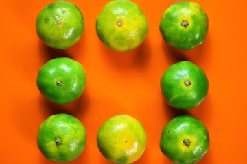 Fondo naranja con grupo de mandarinas