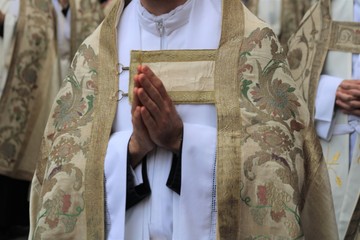 Sacerdote vestidos con ropa ceremonial