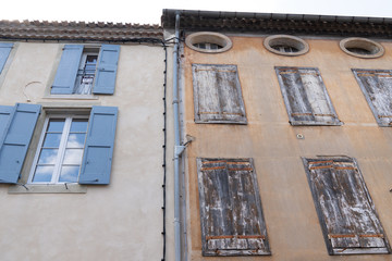 wash cleaned house facade and a dirty one in a city center town