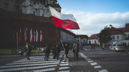 Człowiek z flagą Polski Pochód 11 listopada Kraków