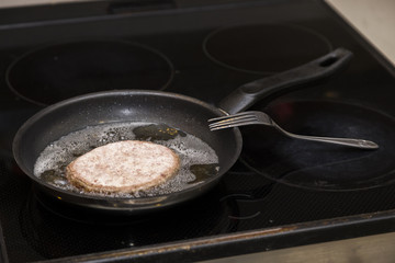 fleisch wird auf dem Herd im öl gebratem