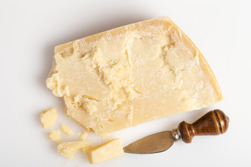 Trancio e scaglie di formaggio su sfondo bianco