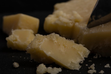 Tranci di formaggio su sfondo nero