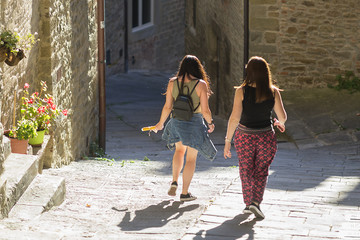 giovani turiste in toscana, italia