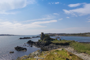 Naklejka premium The ruins of Dunyvaig Castle near Lagavulin on the Isle of Islay