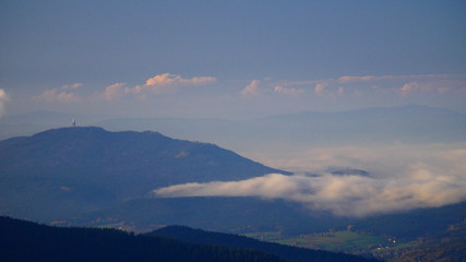 Bayerisch Eisenstein, Deutschland: Blick auf den Hohenbogen und das nebelverhüllte Furth im Wald
