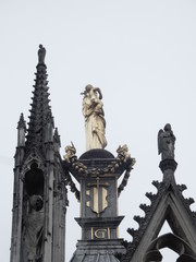 Fototapeta na wymiar Les 3 statues sur le coter de la cathédral de Rouen.