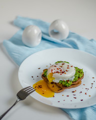 Sandwich whith avacado and poached egg, chili flakes.