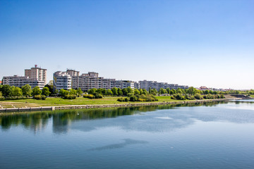 Obraz premium Idylische Wohngegend am Fluss in der Großstadt,