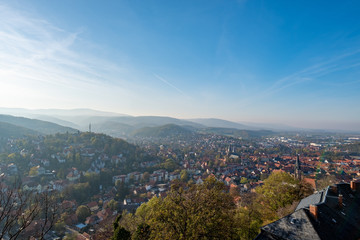 Obraz premium Blick vom Schloss Wernigerode auf die Stadt und das Harzgebirge