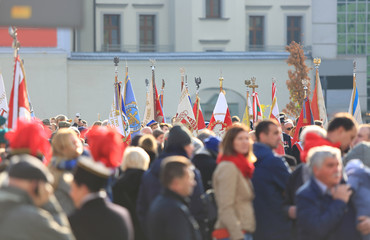 Tłumy ludzi zgromadzone na placu w mieście, święto narodowe.