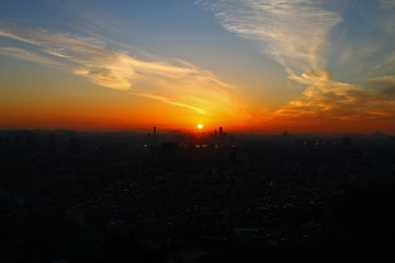 Obraz premium The orange sunset over the city of Seoul
