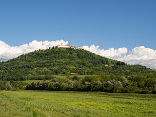 Paisaje  de la ciudad de Motovun, en la penísula de Istria, Croacia, en verano de 2019