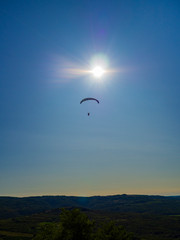 Actividad de aventura, parapente en el cielo azul de Motovun, en la península de Istria, Croacia, verano de 2019