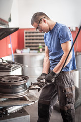 Auto mechanic vulcanizer using grinding wheel in auto vulcanizing service