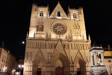 Fototapeta na wymiar Cathédrale Saint Jean dans la ville de Lyon de nuit - Département du Rhône - France - Ouverte en 1480 - Vue extérieure