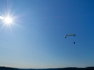 Actividad de aventura, parapente en el cielo azul de Motovun, en la península de Istria, Croacia, verano de 2019