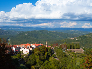 Fototapeta premium Paisaje aéreo de la ciudad de Motovun, en la penísula de Istria, Croacia, en verano de 2019