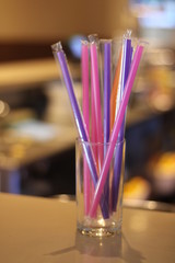 Pajitas en un vaso para beber