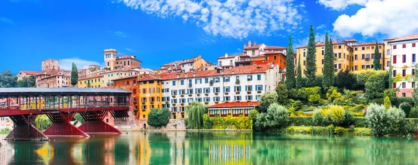 Fototapete Olive Schöne mittelalterliche Städte Italiens - malerischer Bassano del Grappa. Malerischer Blick mit berühmter Brücke. Provinz Vicenza, Region Venetien  © Freesurf