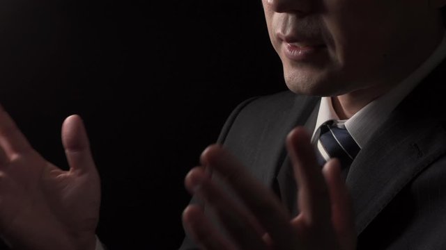 熱弁する男性