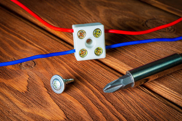 Connecting wires using a plastic clip on a wooden table
