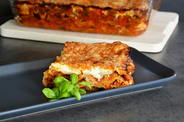 Frische hausgemachte vegetarische Lasagne gefüllt mit Zucchinis, Auberginen und Paprika, mit einer knusprigen Käsekruste