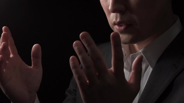 説明する男性