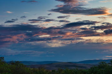 Obraz premium Rano kolorowe niebo nad krajobrazem