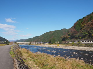 Obraz premium 川と青空